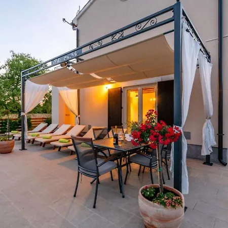 Beautiful Cicibella With Pool In Villa