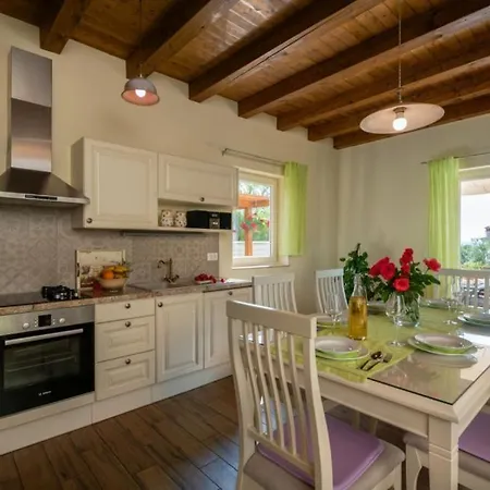 Beautiful Cicibella With Pool In Villa