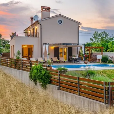 Beautiful Cicibella With Pool In Villa Barban