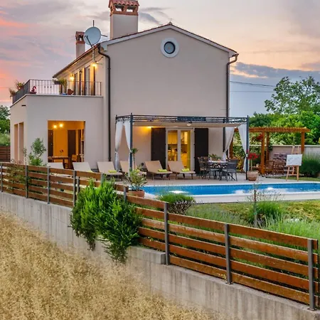 Beautiful Cicibella With Pool In Vila *