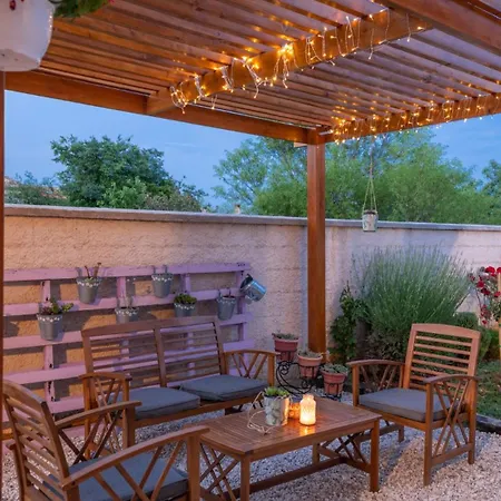 Beautiful Cicibella With Pool In Vila